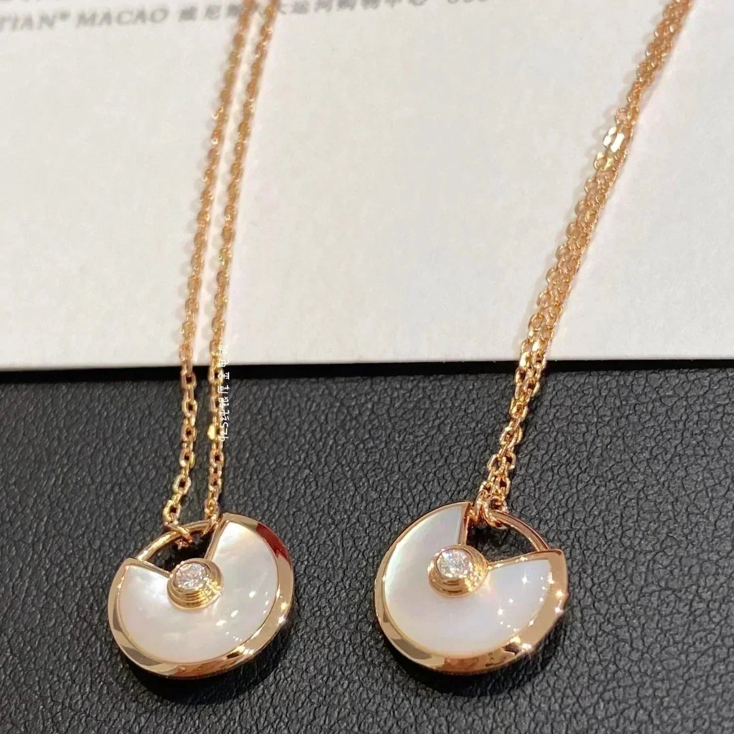 [moco jewelrys] Amulett-Halskette aus roségoldenem Perlmutt