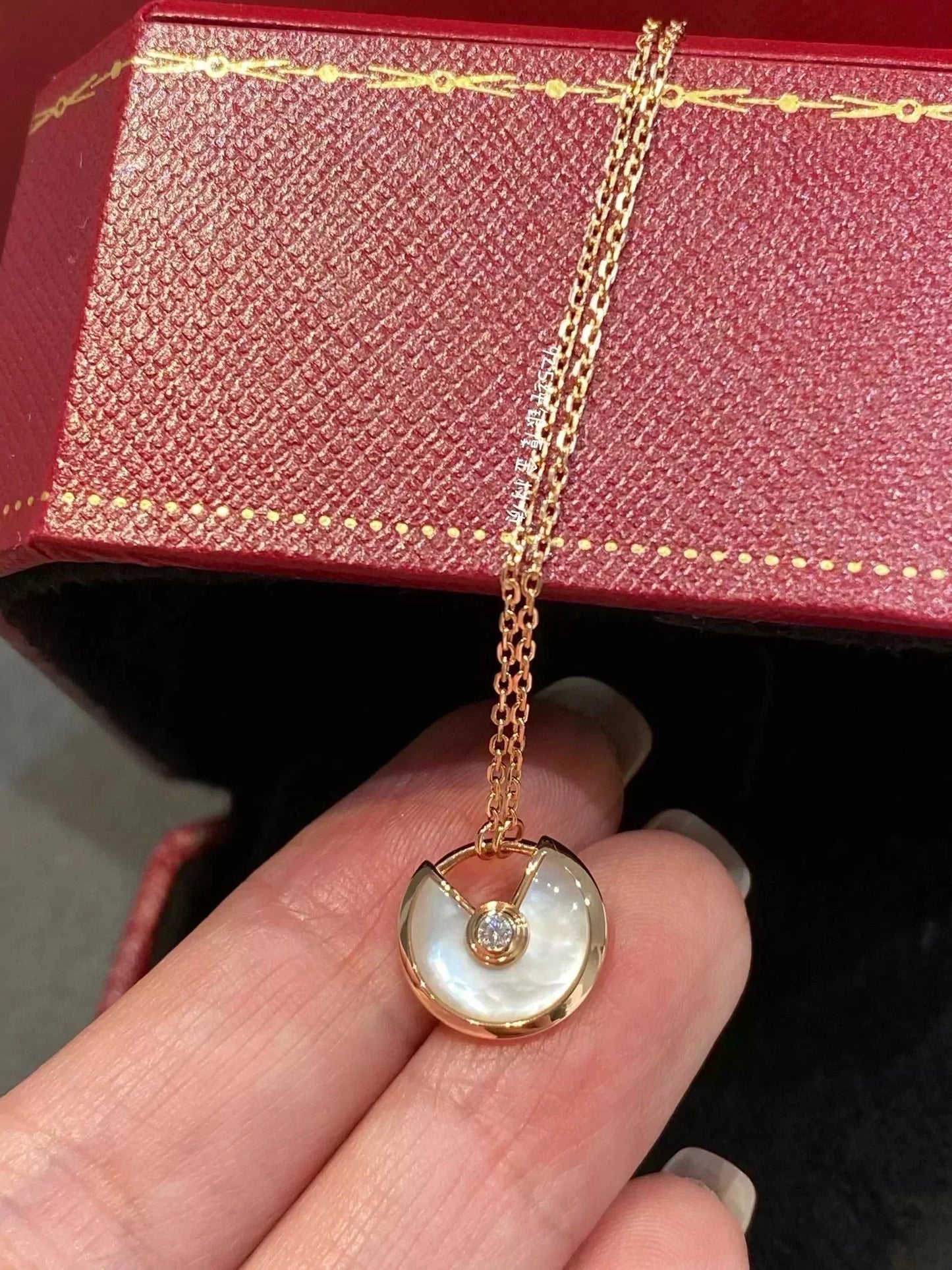[moco jewelrys] Amulett-Halskette aus roségoldenem Perlmutt