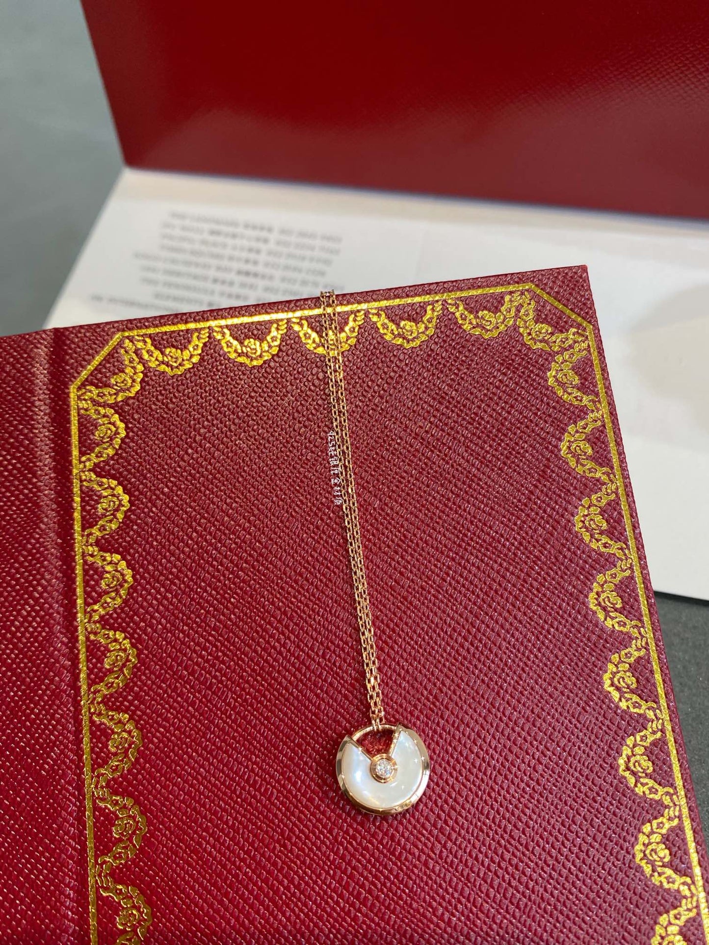 [moco jewelrys] Amulett-Halskette aus roségoldenem Perlmutt
