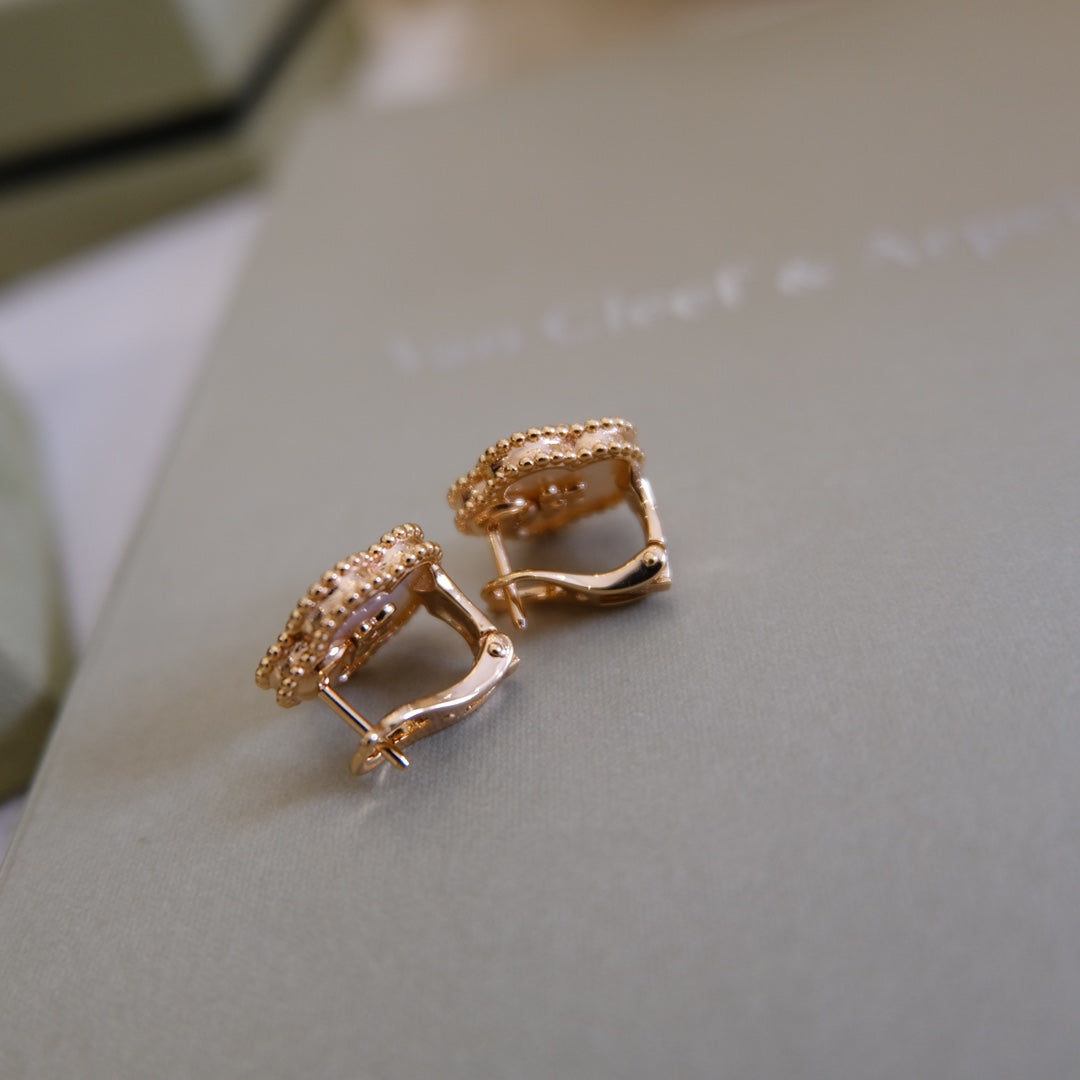 [moco jewellerys]ラッキーピンクゴールドホワイトモップイヤリング