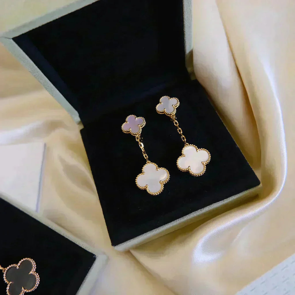 ??Loco?¡¥CLOVER 2 MOTIF WHITE MOP EARRINGS