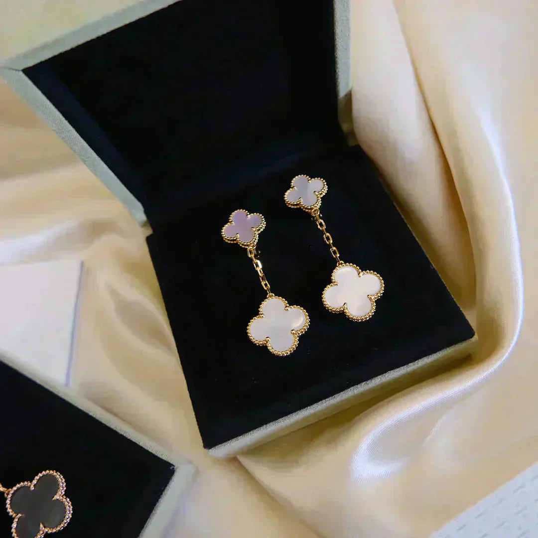 ??Loco?¡¥CLOVER 2 MOTIF WHITE MOP EARRINGS