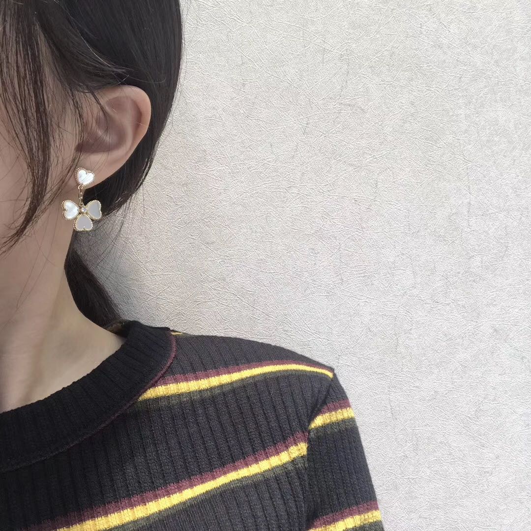 [moco jewellerys]クローバー スイートホワイト モップ イヤリング