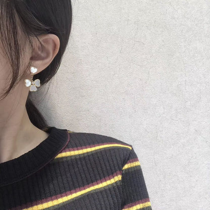 [moco jewellerys]クローバー スイートホワイト モップ イヤリング