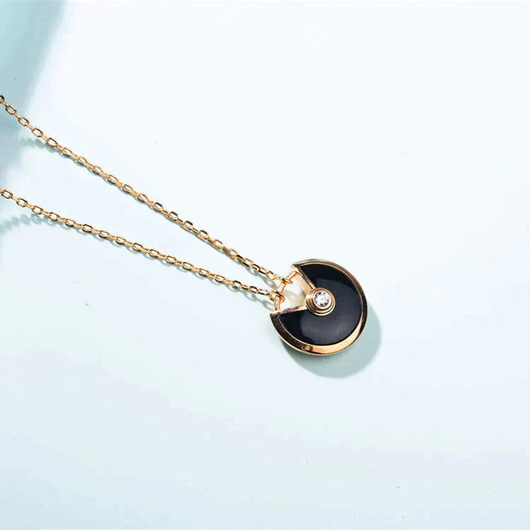 ??Loco?¡¥AMULETTE GOLD CARNELIAN ONYX NECKLACE