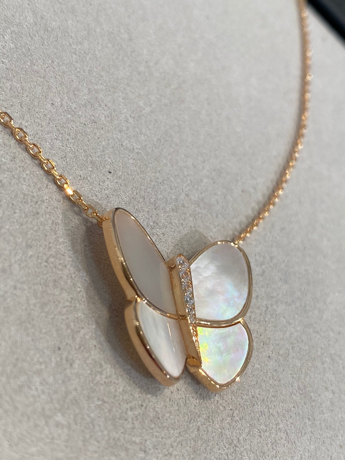 ??Loco?¡¥BUTTERFLY GOLD MOP DIAMOND NECKLACE