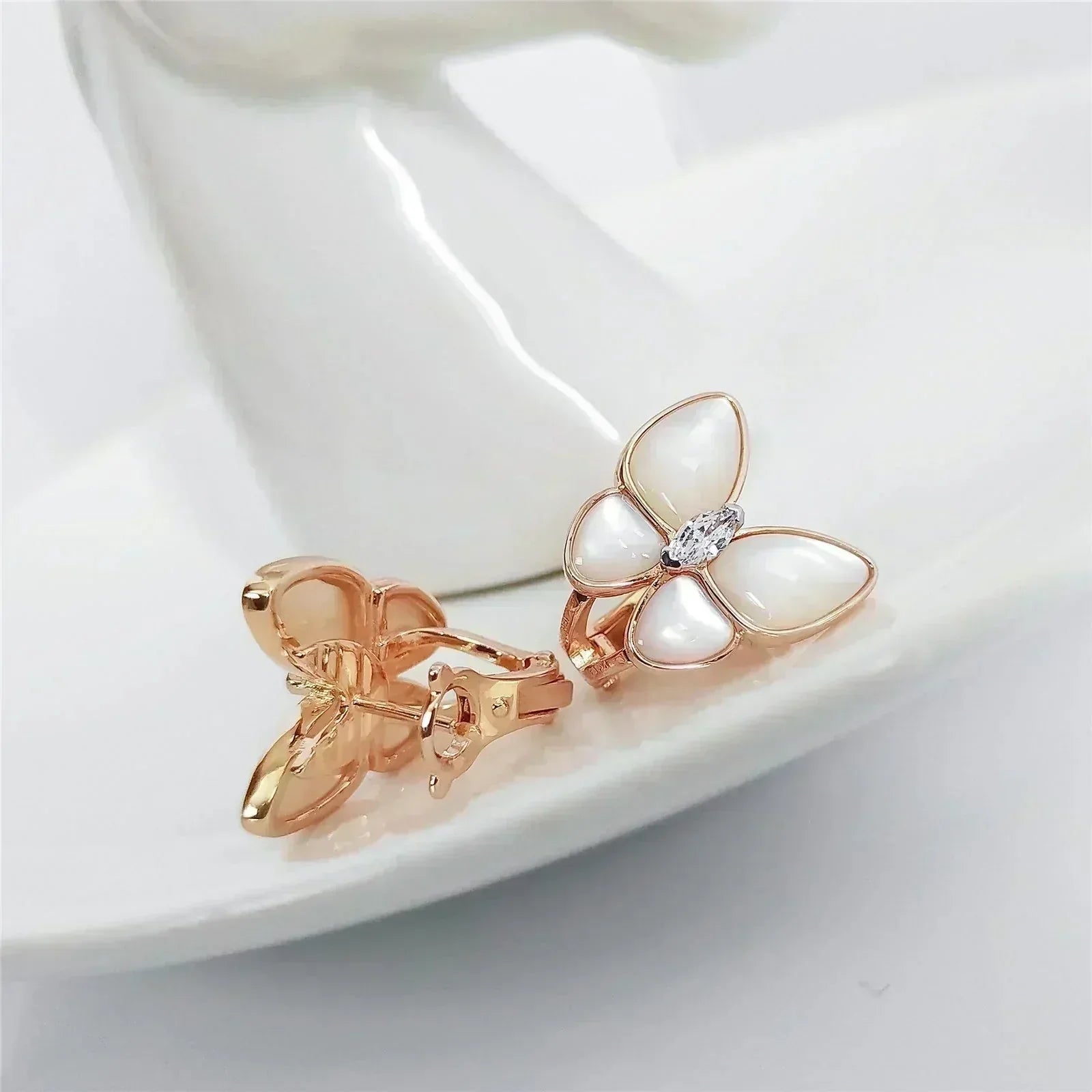 ??Loco?¡¥BUTTERFLY MOP DIAMOND EARRINGS