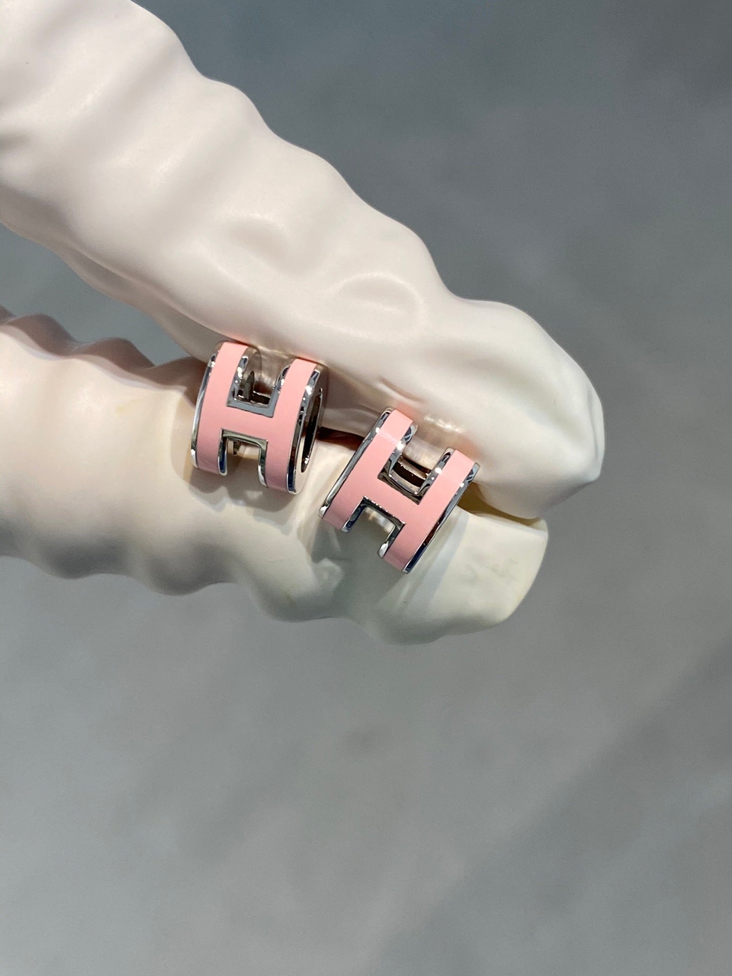 [moco jewelrys]MINI POP H SILVER EARRINGS PINK
