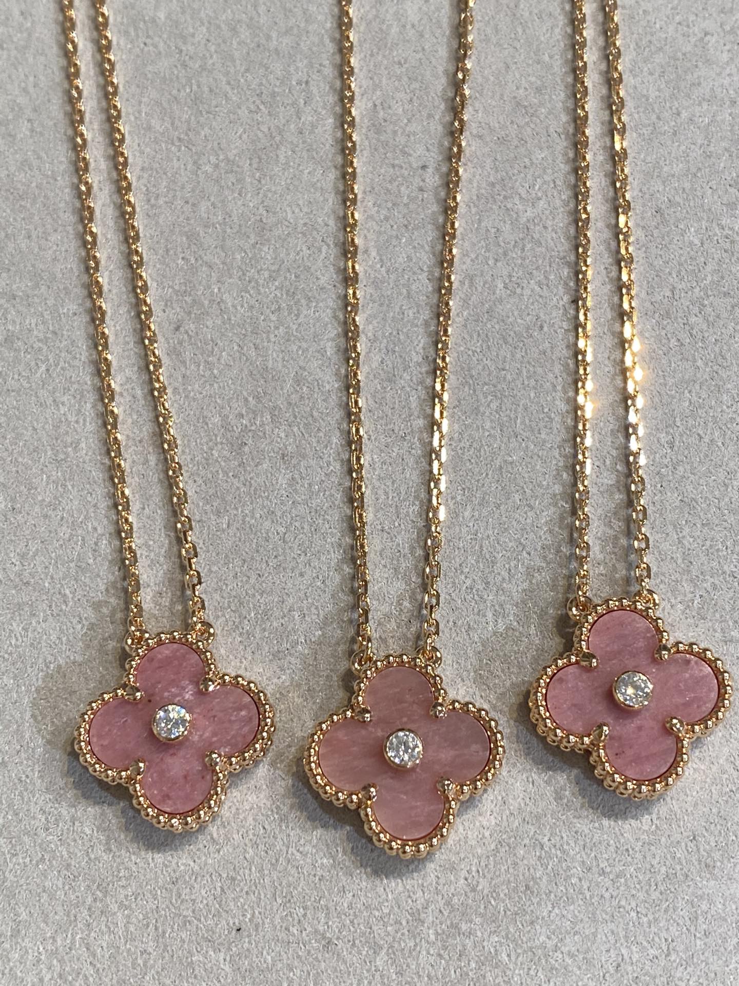 ??Loco?¡¥CLOVER 15MM DIAMOND RHODONITE NECKLACE