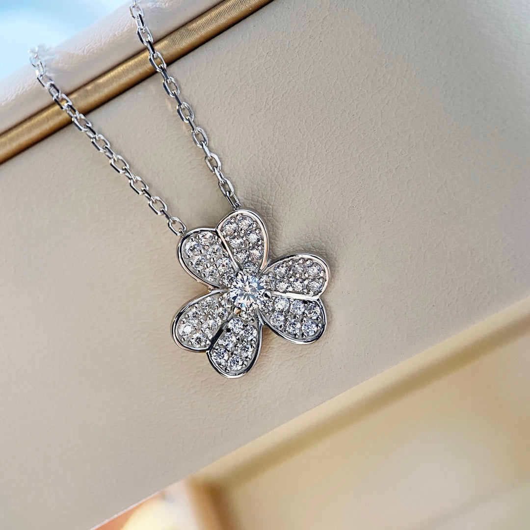 ??Loco?¡¥CLOVER DIAMOND NECKLACE SILVER