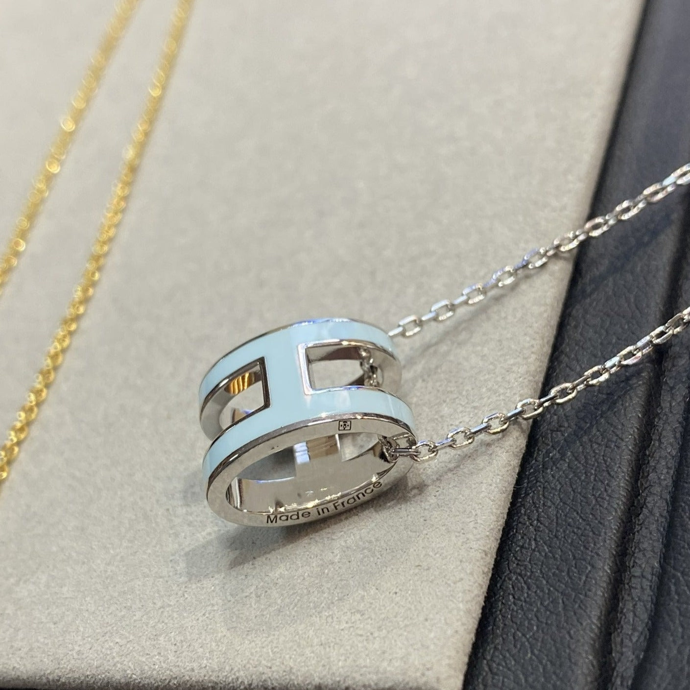 [moco jewellerys]POP H ライトブルー ネックレス