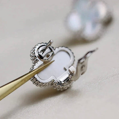 [moco jewelrys]CLOVER MEDIUM 1 MOTIFS  WHITE MOP EARRINGS SILVER