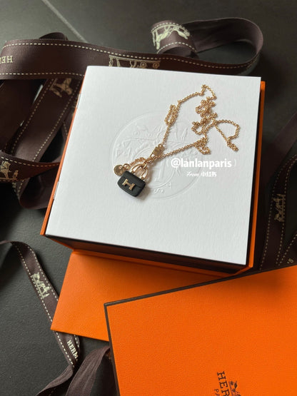 [moco jewelrys]CONSTANCE BLACK PEDANT PINK GOLD NECKLACE