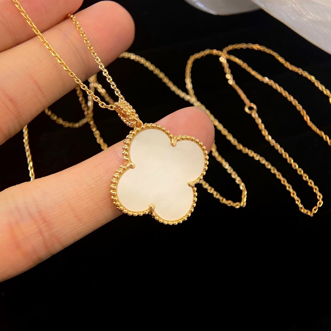 ??Loco?¡¥CLOVER 25MM MOP LARGE PENDANT NECKLACE