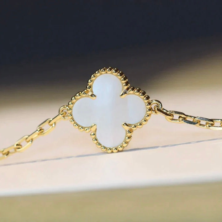 ??Loco?¡¥CLOVER 20 MOTIFS WHITE MOP NECKLACE