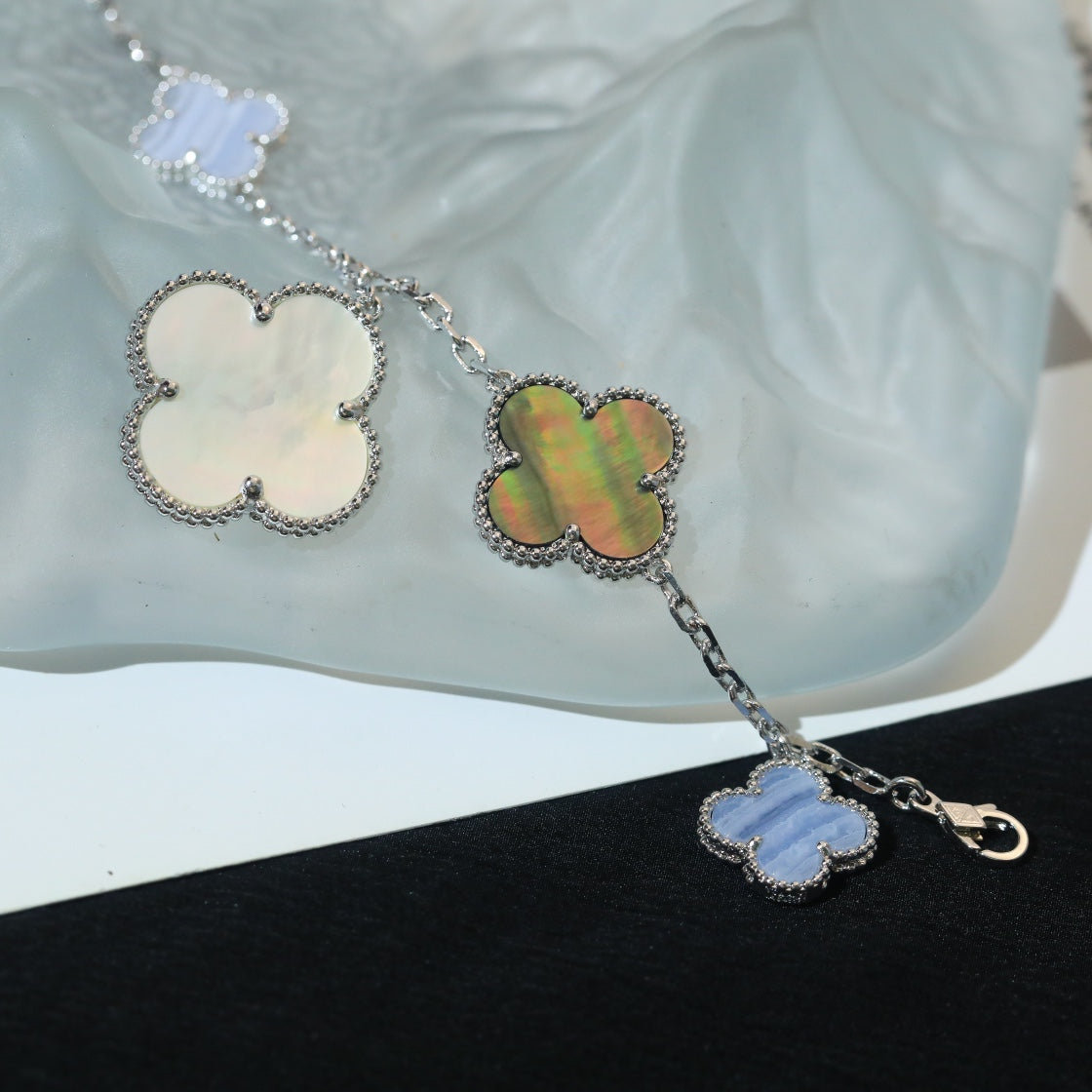 ??Loco?¡¥CLOVER BRACELET 5 MOTIFS MOP CHALCEDONY SILVER