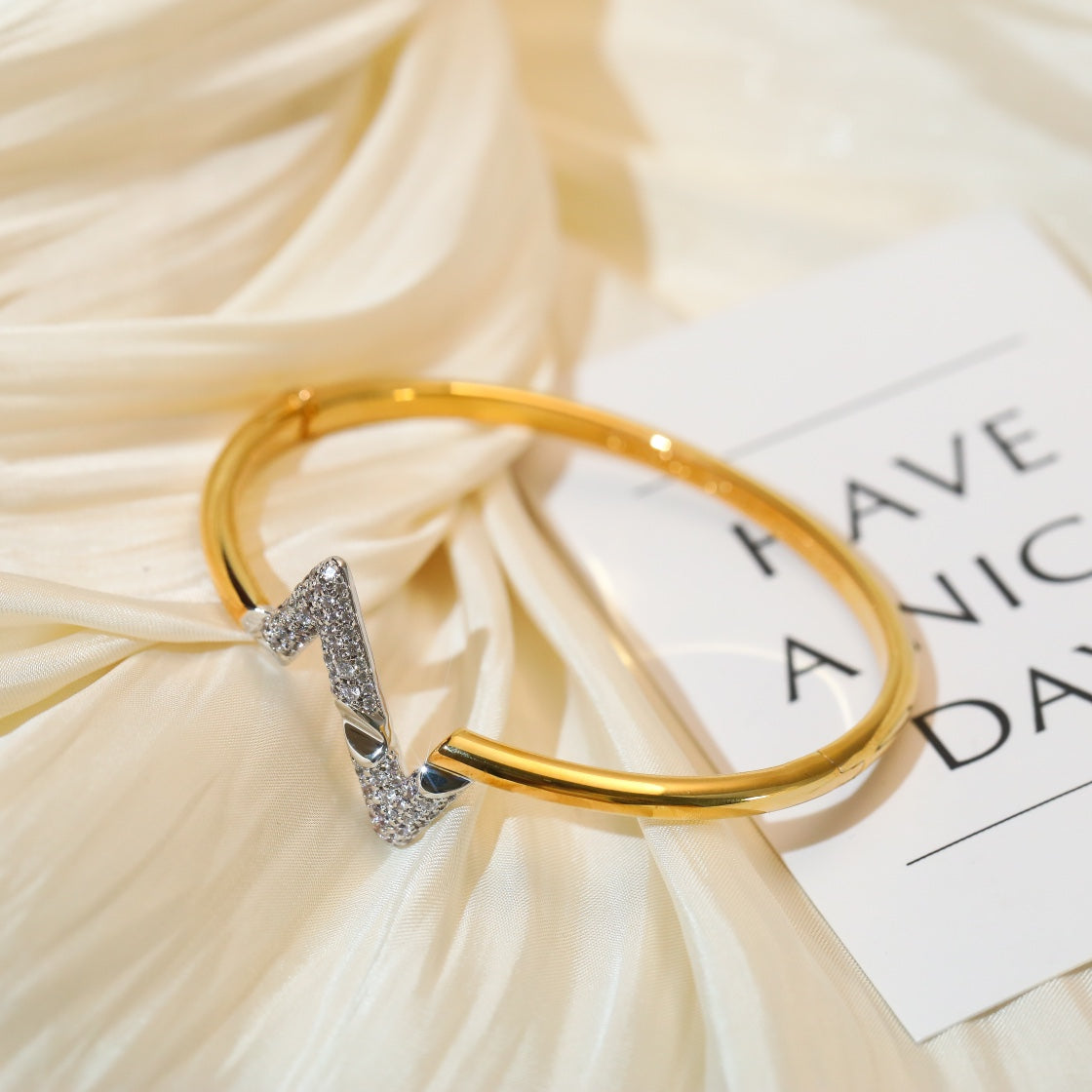 ??Loco?¡¥VOLTE UPSITE DOWN GOLD DIAMOND BRACELET