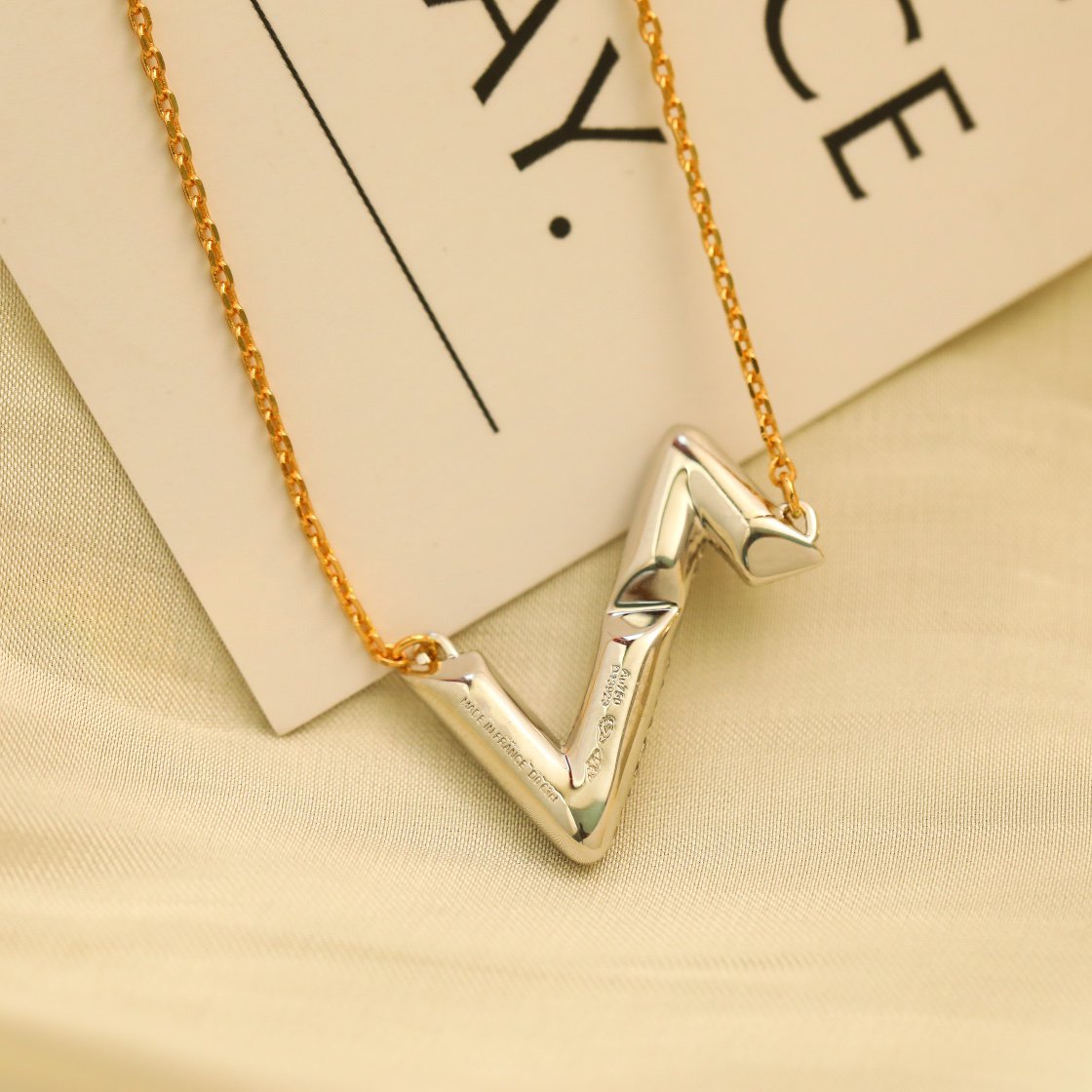 ??Loco?¡¥VOLT SILVER DIAMOND PEDANT NECKLACE