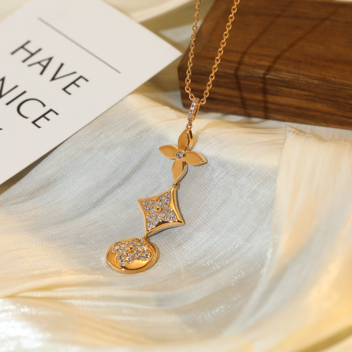 [moco jewelrys]Stern- und Sonnen-Diamant-Halskette aus Roségold