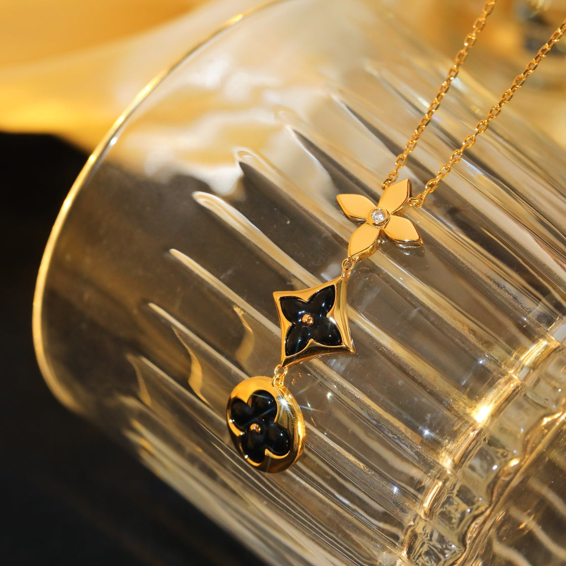 [moco jewelrys] Halskette aus Onyx, Stern und Sonne, roségolden