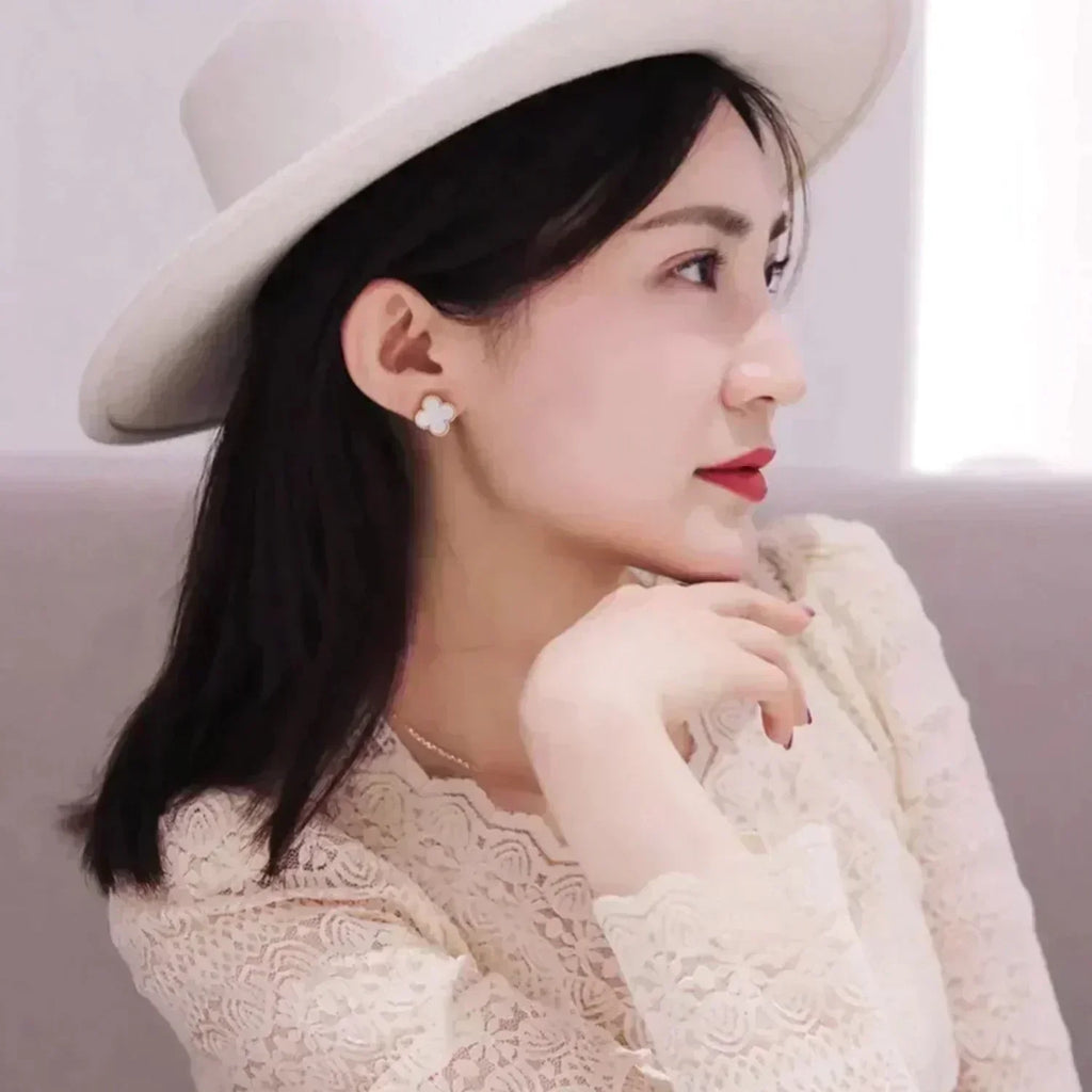 ??Loco?¡¥CLOVER MEDIUM 1 MOTIFS  WHITE MOP STUD EARRINGS