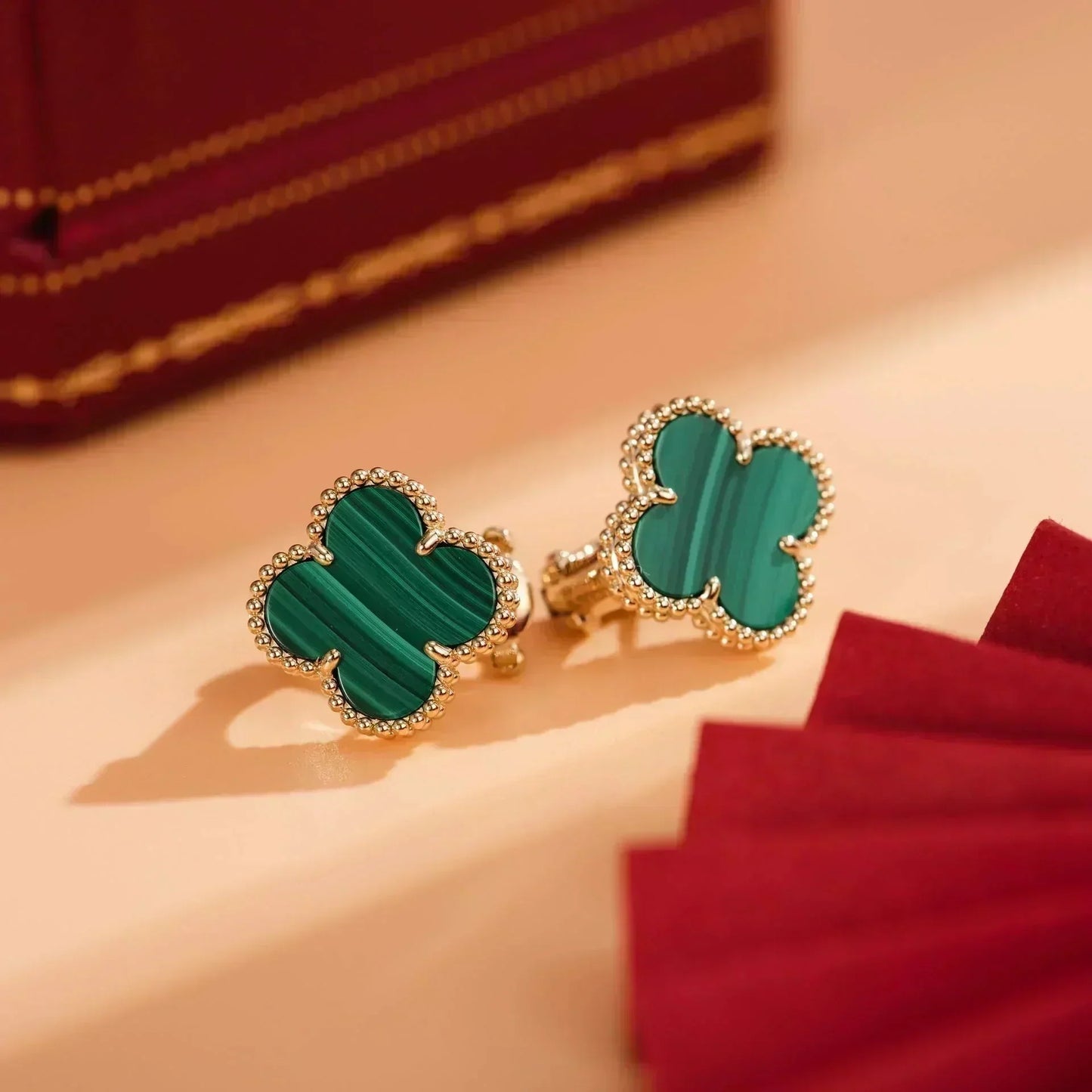 [moco jewelrys]KLEE-OHRRINGE MIT MITTLEREN MOTIVEN AUS MALACHIT