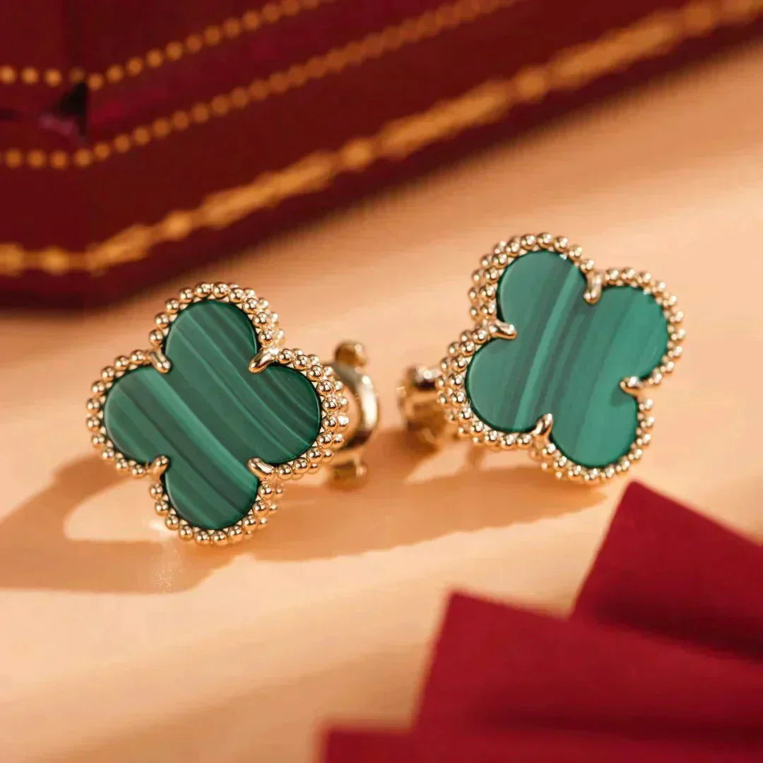 [moco jewelrys]KLEE-OHRRINGE MIT MITTLEREN MOTIVEN AUS MALACHIT