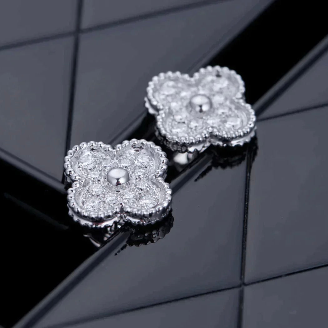 ??Loco?¡¥CLOVER 1 MOTIFS DIAMOND STUD EARRINGS SILVER