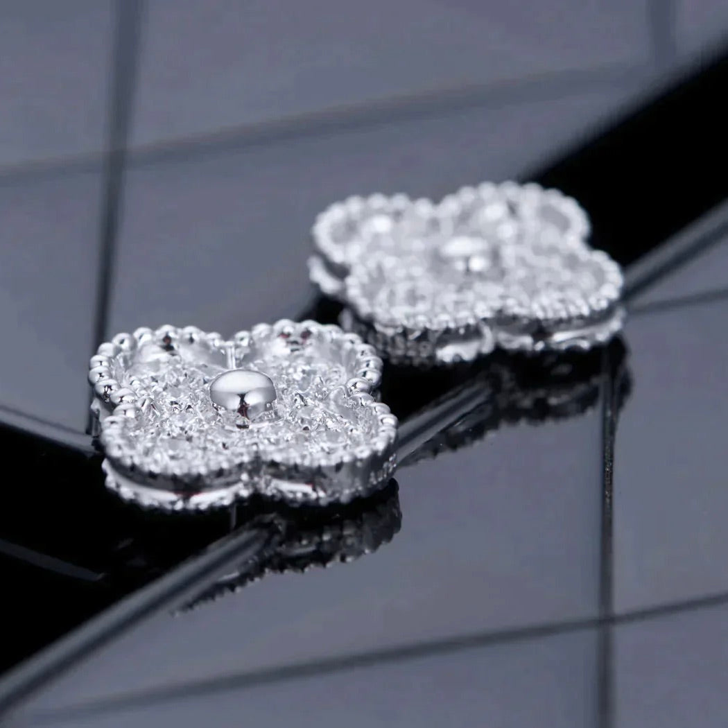 ??Loco?¡¥CLOVER 1 MOTIFS DIAMOND STUD EARRINGS SILVER