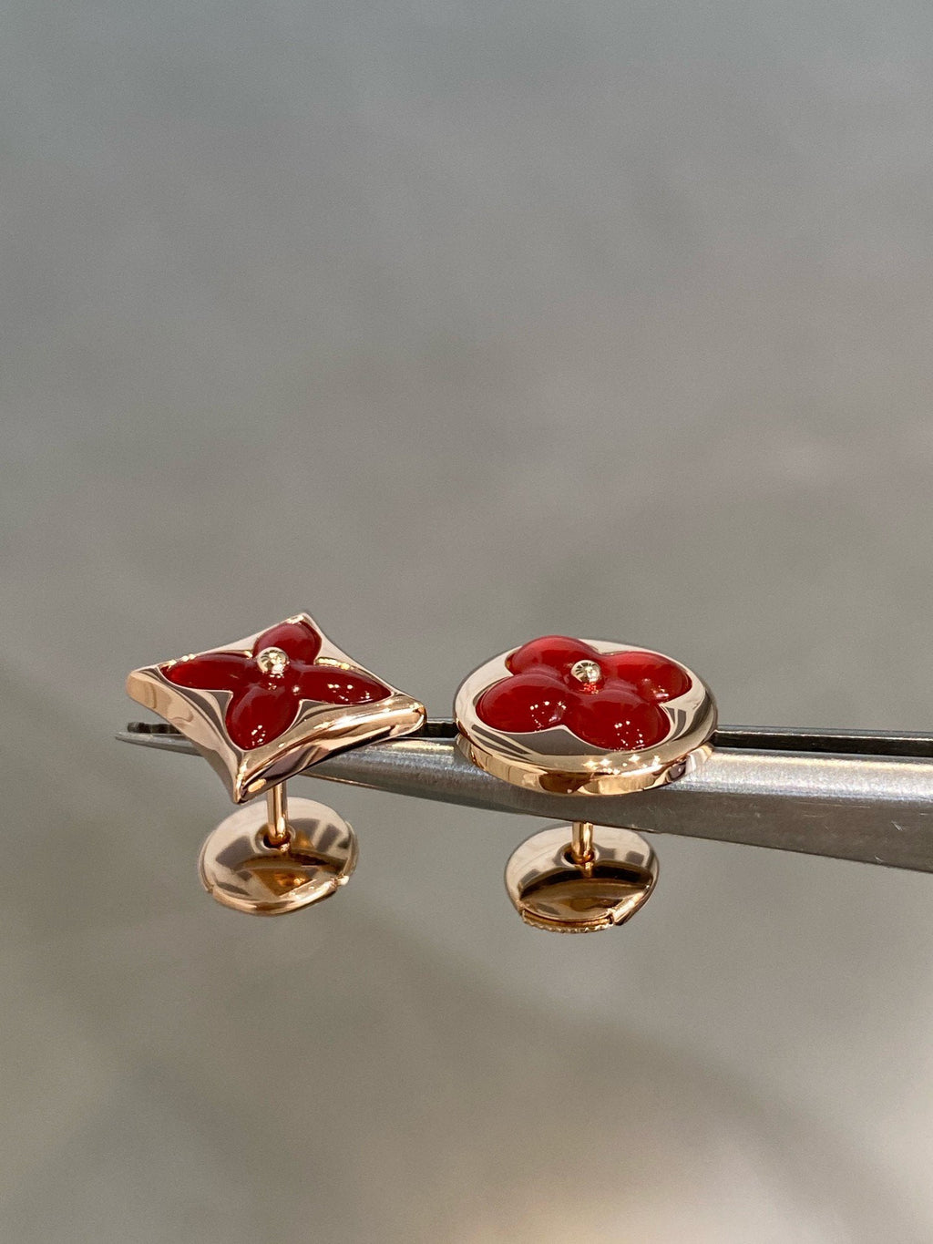 ??Loco?¡¥STAR AND SUN PINK GOLD CARNELIAN STUD EARRINGS