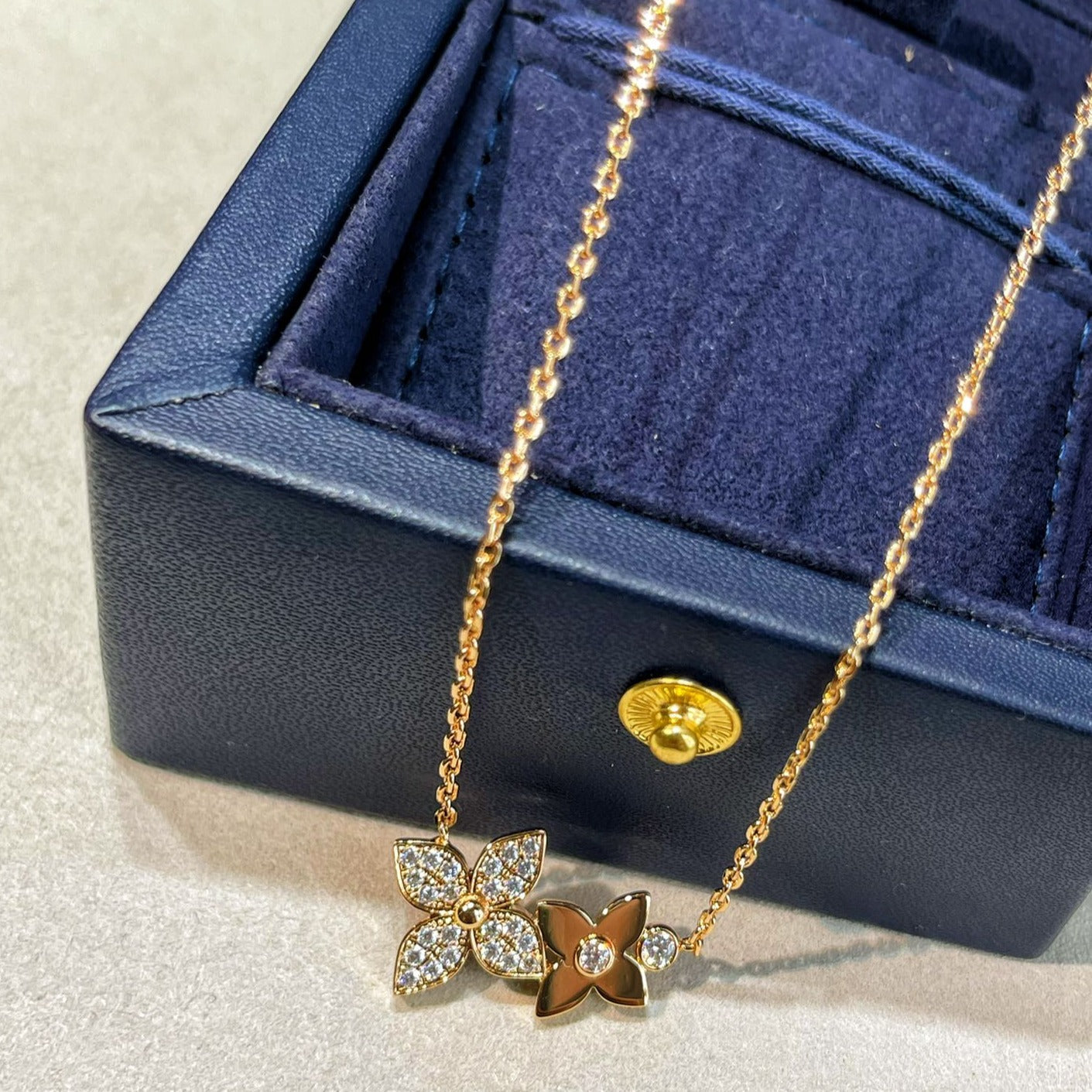 [moco jewelrys]Sternblüten-Halskette aus rosa Gold mit Diamanten