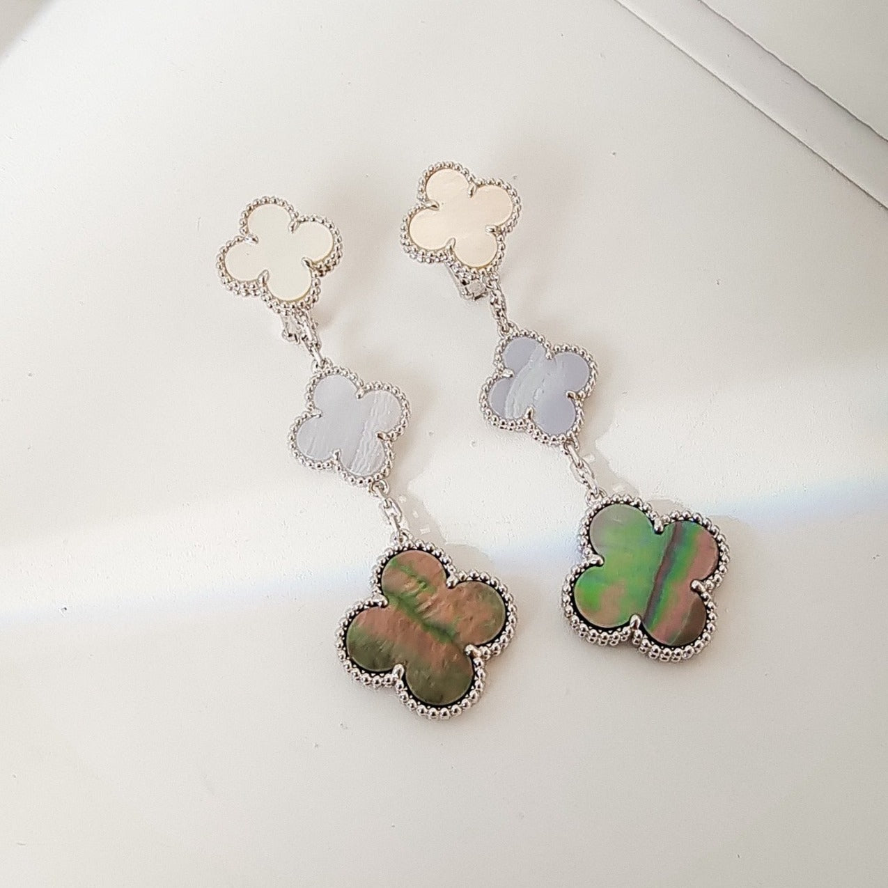 [moco jewellerys]クローバー 3モチーフ カルセドニー ダークモップ シルバー イヤリング