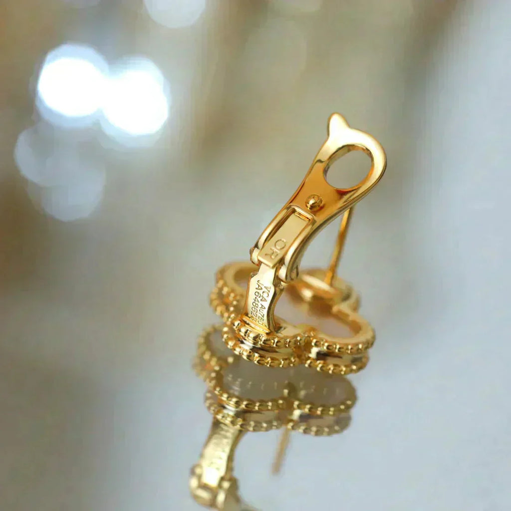 ??Loco?¡¥CLOVER MEDIUM 1 MOTIFS  WHITE MOP STUD EARRINGS