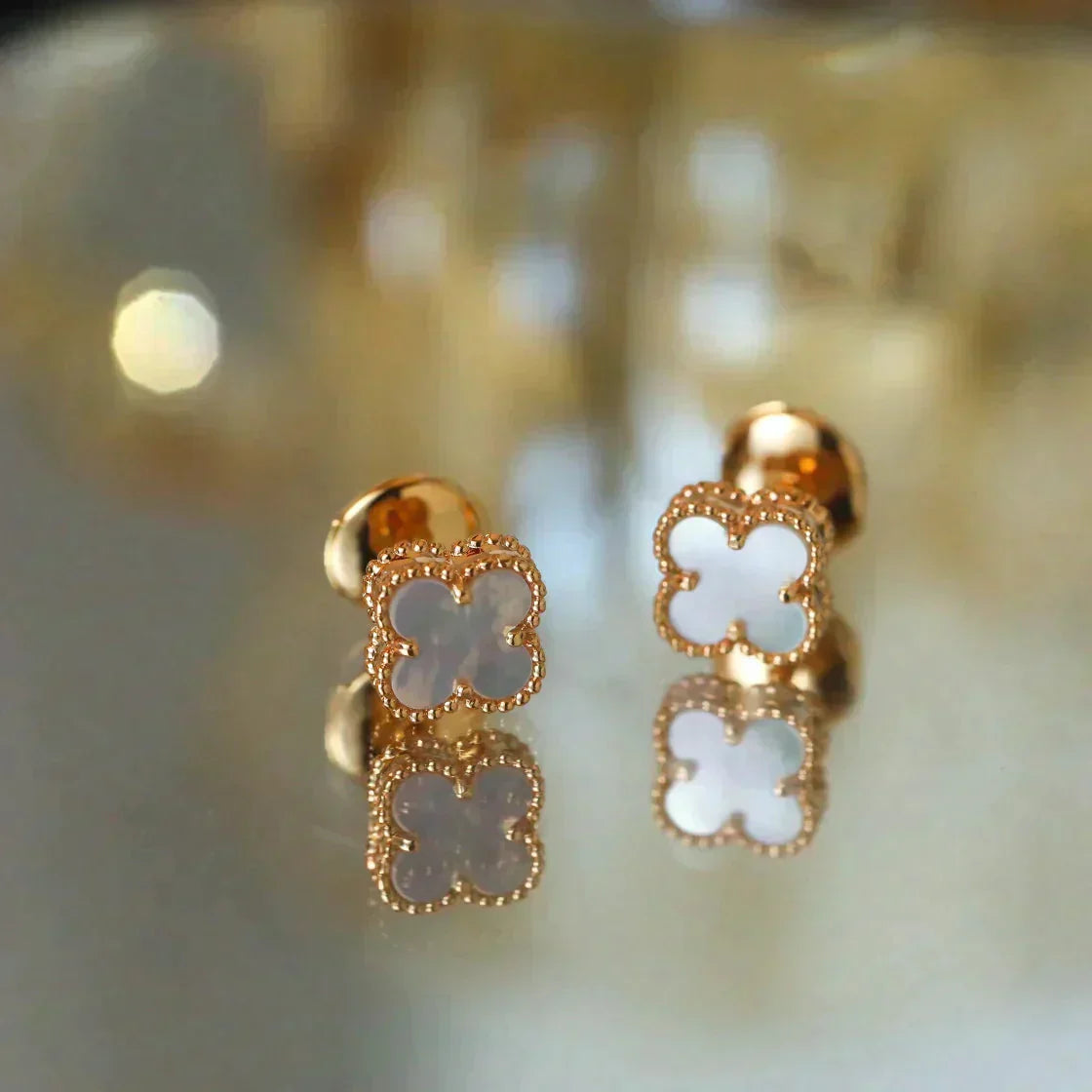 ??Loco?¡¥CLOVER MINI 9.5MM WHITE MOP EARRINGS