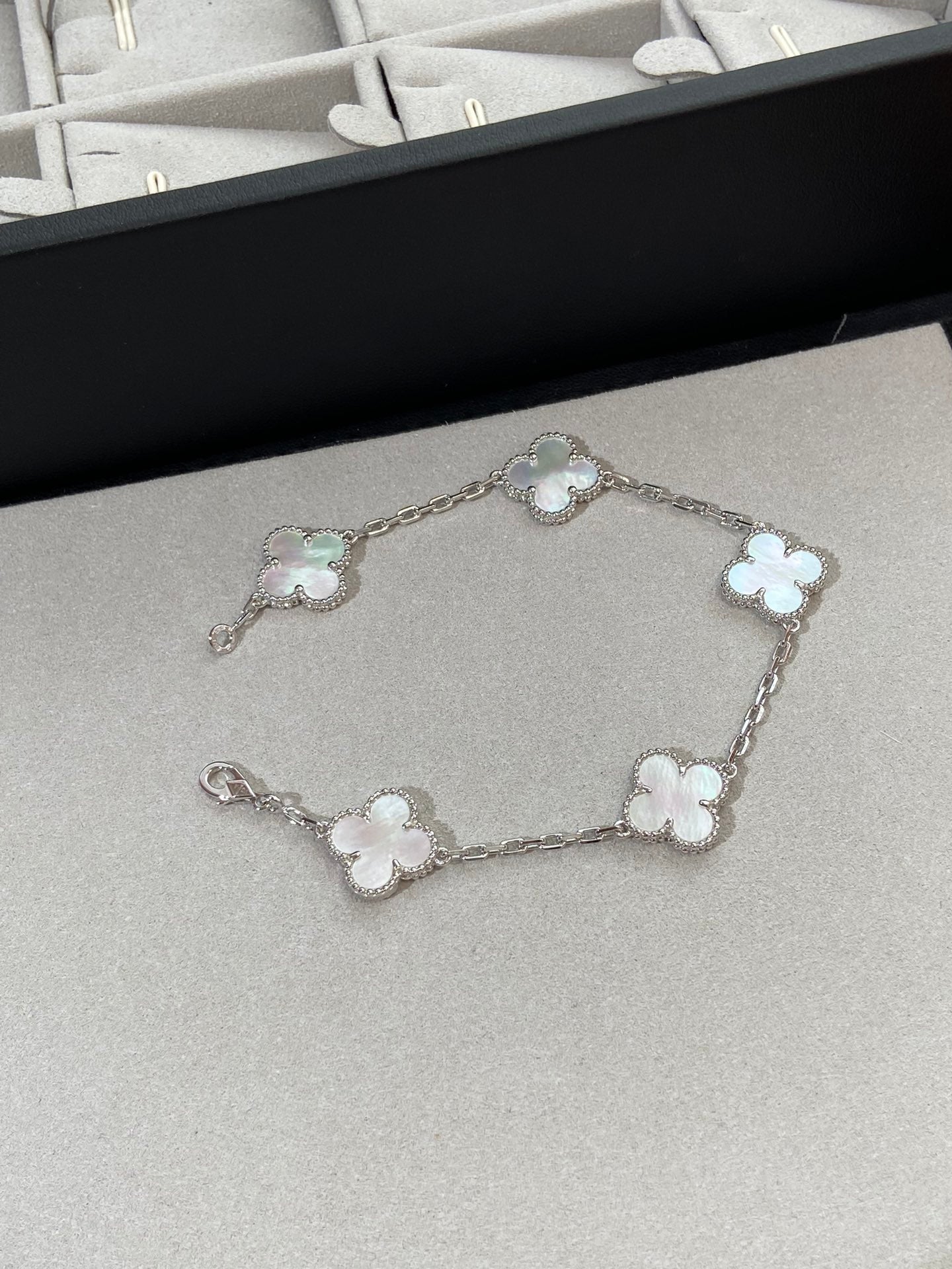 [Moco jewelrys]CLOVER WHITE PEARL MOP 5 MOTIF BRACELET COLLECTION
