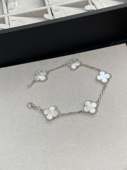 [Moco jewelrys]CLOVER WHITE PEARL MOP 5 MOTIF BRACELET COLLECTION