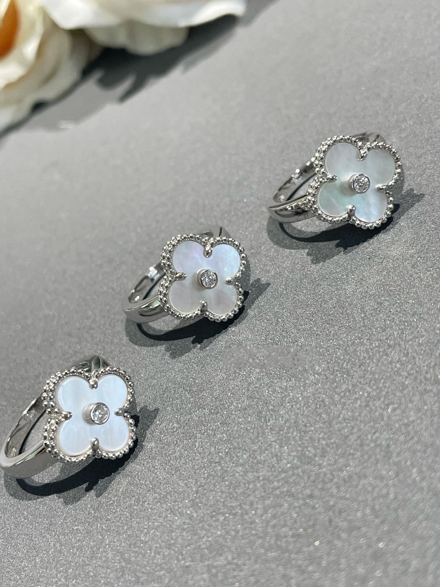 ??Loco?¡¥CLOVER SILVER MOP DIAMOND RING