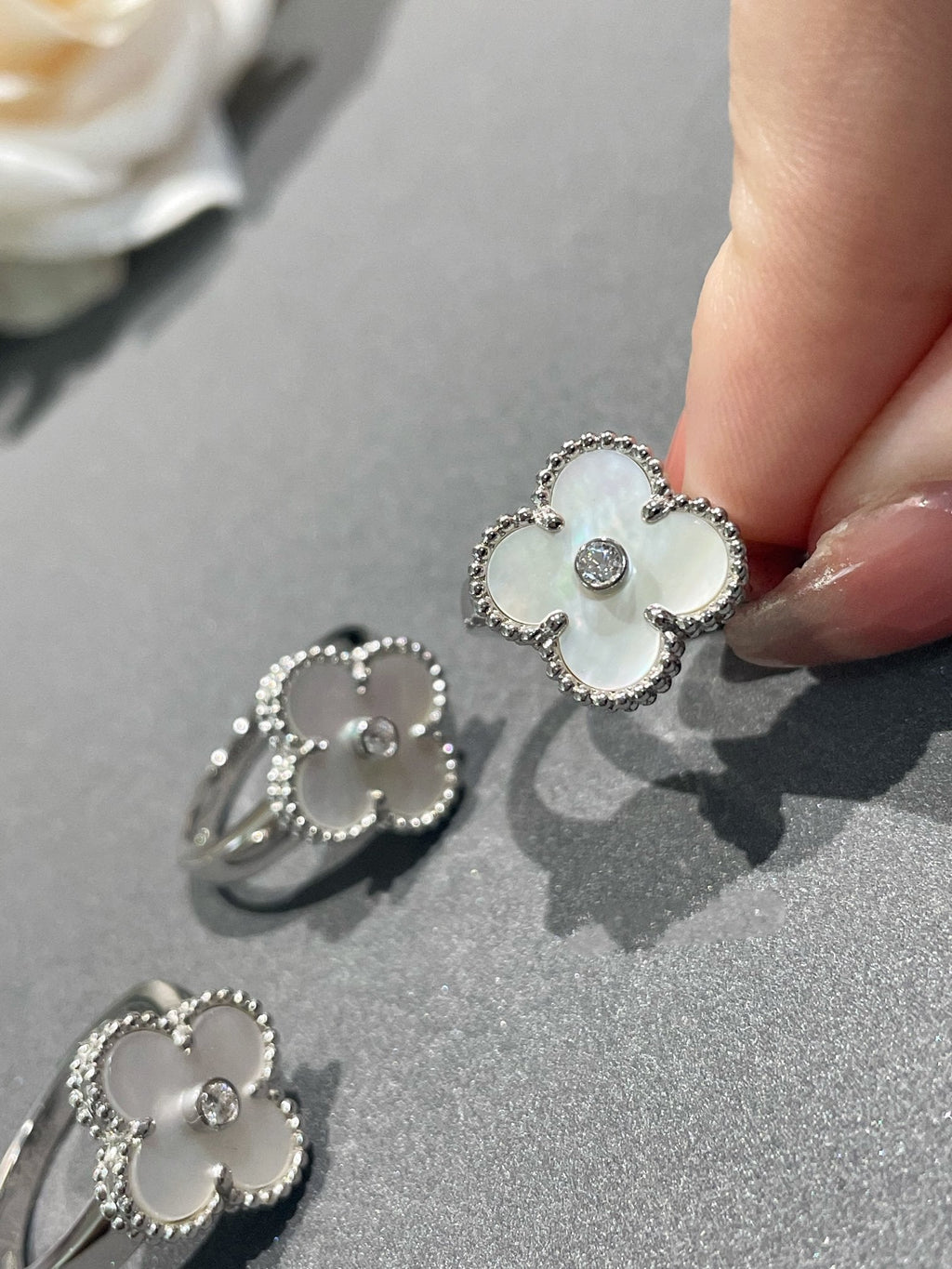 ??Loco?¡¥CLOVER SILVER MOP DIAMOND RING