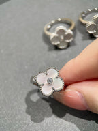 ??Loco?¡¥CLOVER SILVER MOP DIAMOND RING