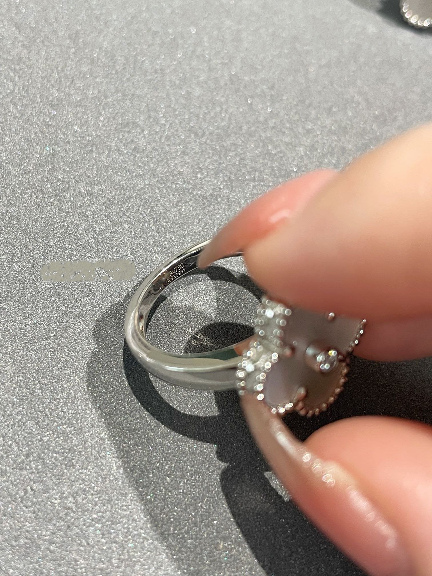 ??Loco?¡¥CLOVER SILVER MOP DIAMOND RING