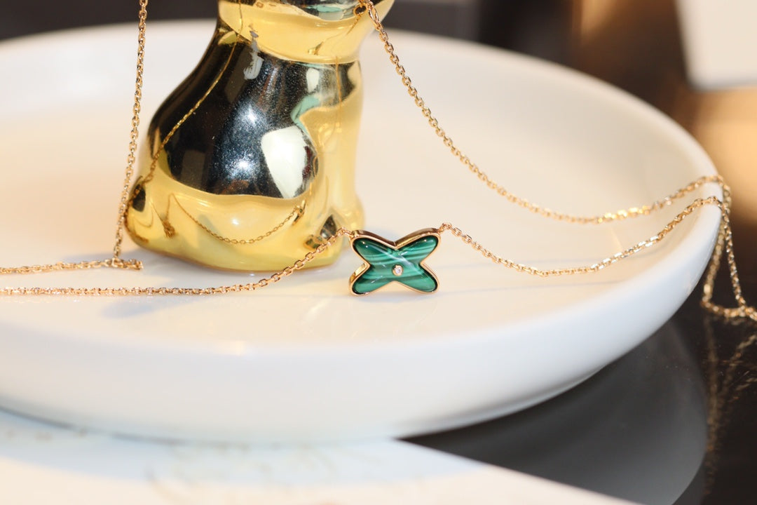 ??Loco?¡¥JEUX MALACHITE 1 DIAMOND PINK GOLD NECKLACE