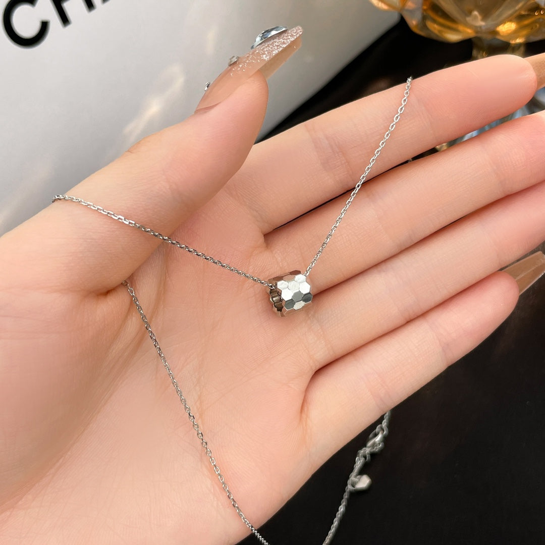 [moco jewelrys]BEE MINI NECKLACE