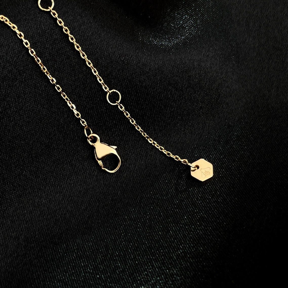 ??Loco?¡¥BEE MINI NECKLACE