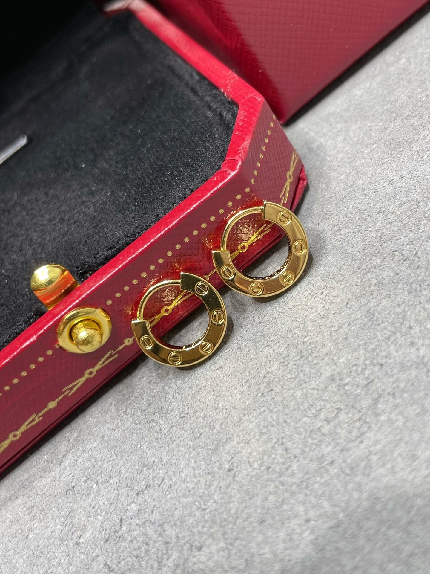 ??Loco?¡¥LOVE MINI EARRINGS
