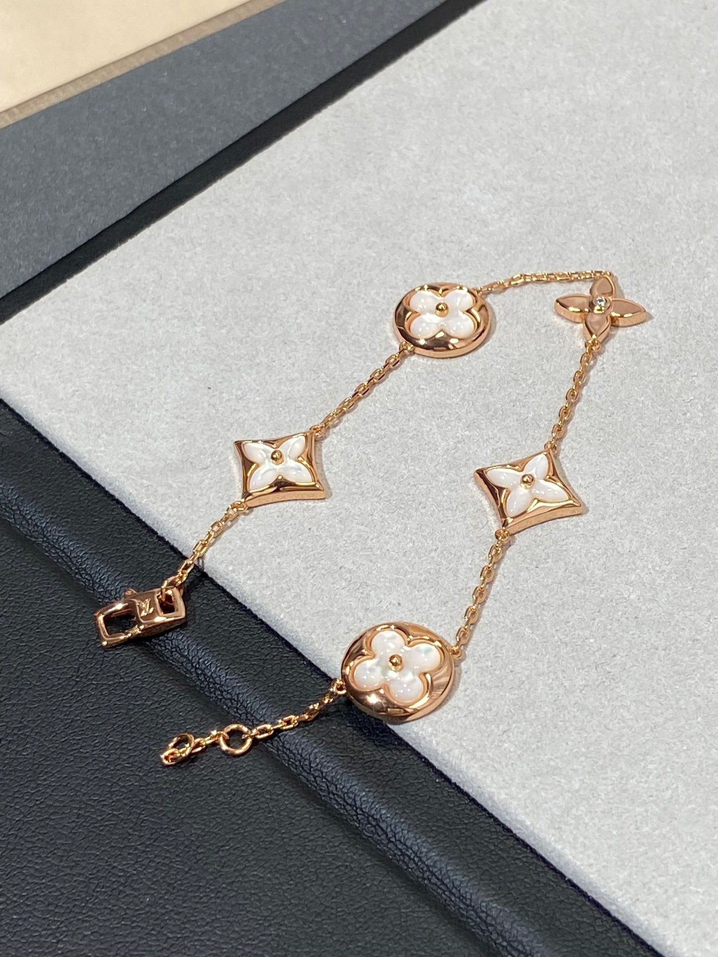 ??Loco?¡¥STAR AND SUN 5 MOTIF MOP PINK GOLD BRACELET