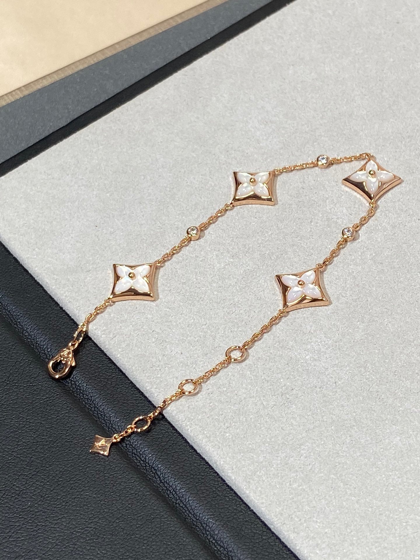 ??Loco?¡¥STAR 4 MOTIF MOP DIAMOND PINK GOLD BRACELET
