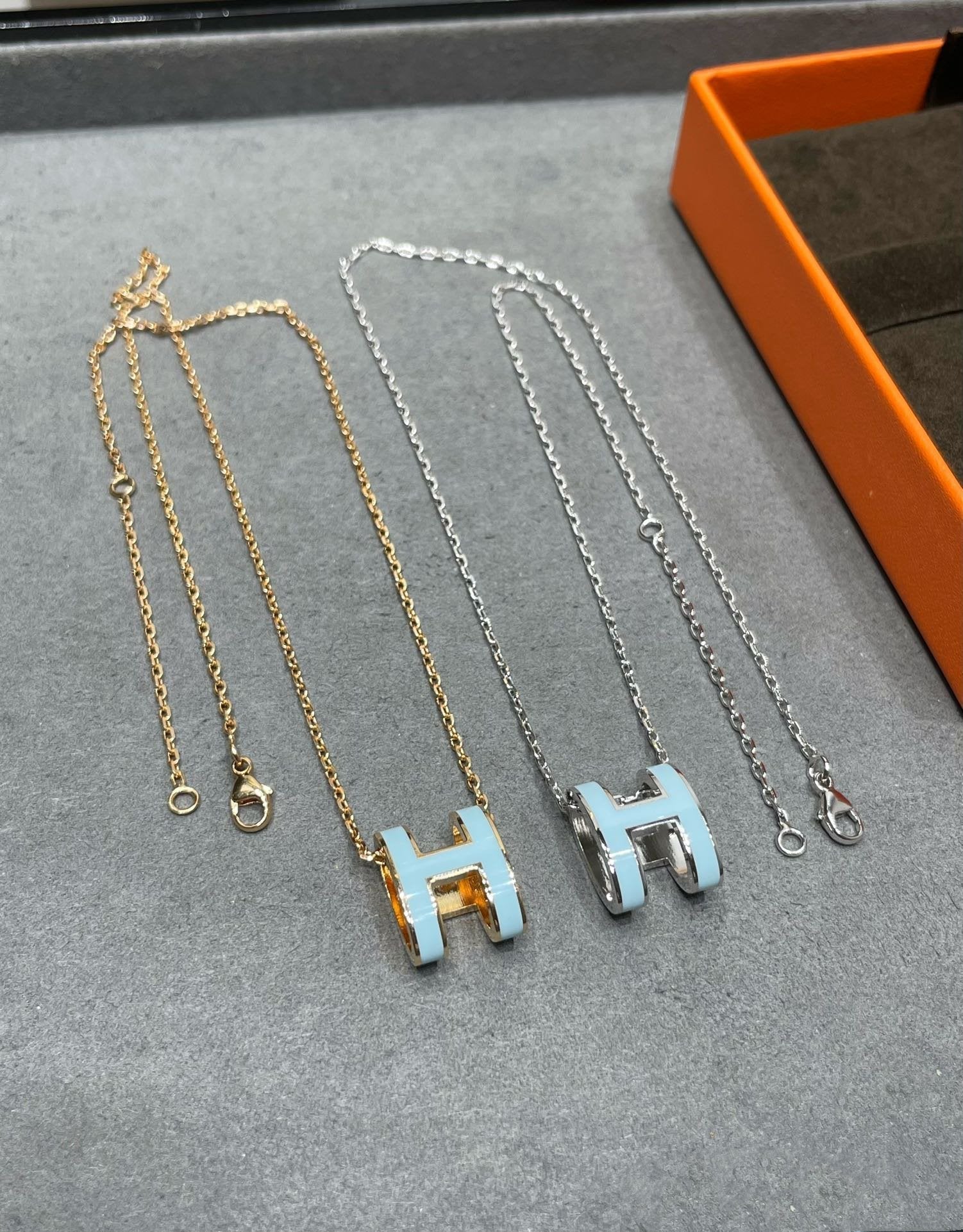 ??Loco?¡¥POP H SKY BLUE NECKLACE