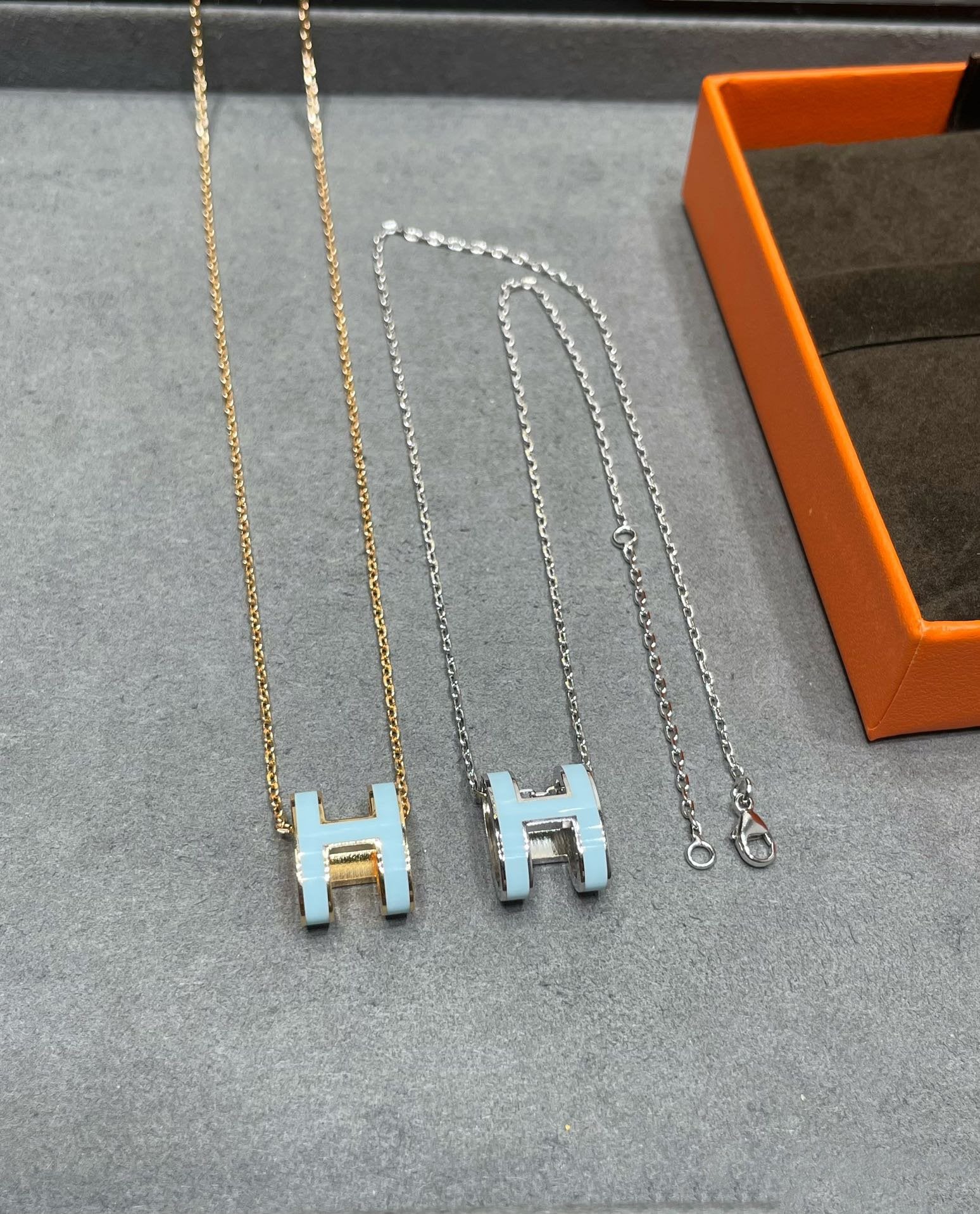 ??Loco?¡¥POP H SKY BLUE NECKLACE
