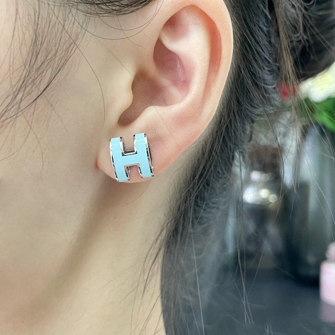 ??Loco?¡¥POP H SKY BLUE STUD EARRINGS