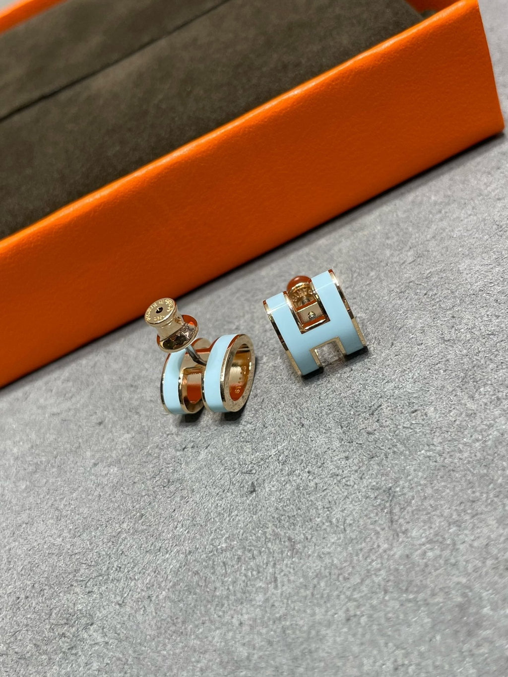 ??Loco?¡¥POP H SKY BLUE STUD EARRINGS